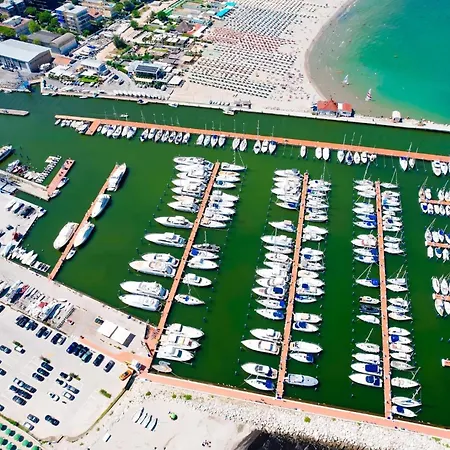 Raffaella Hotel 3*